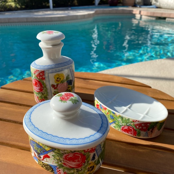 3 piece Vintage Gloria Vanderbilt bathroom set - Picture 3 of 12